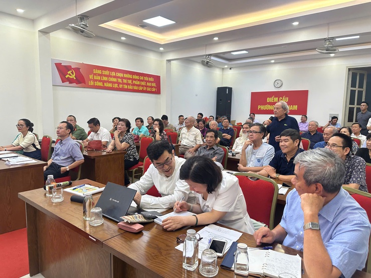 UBND PHƯỜNG CỬA NAM TỔ CHỨC LẤY Ý KIẾN CÁC CƠ QUAN, TỔ CHỨC, CÁ NHÂN VÀ CỘNG ĐỒNG DÂN CƯ VỀ PHƯƠNG ÁN TUYẾN, VỊ TRÍ CÔNG TRÌNH XÂY DỰNG THEO TUYẾN TỶ LỆ 1/500 ĐOẠN TỪ GA C8 ĐẾN GA C10 TUYẾN ĐƯỜNG SẮT ĐÔ THỊ SỐ 2.1- Ảnh 8.