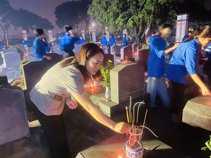 LỄ THẮP NẾN TRI ÂN CÁC BÀ MẸ VIỆT NAM ANH HÙNG, 
CÁC ANH HÙNG LIỆT SĨ TẠI NGHĨA TRANG LIỆT SĨ XÃ THIÊN LỘC
- Ảnh 27.