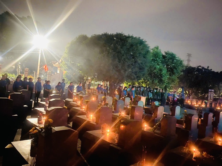 LỄ THẮP NẾN TRI ÂN CÁC BÀ MẸ VIỆT NAM ANH HÙNG, 
CÁC ANH HÙNG LIỆT SĨ TẠI NGHĨA TRANG LIỆT SĨ XÃ THIÊN LỘC
- Ảnh 26.