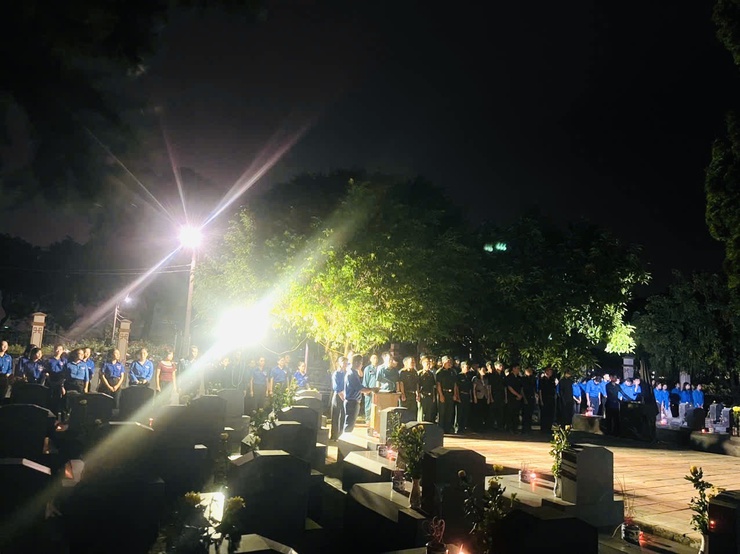 LỄ THẮP NẾN TRI ÂN CÁC BÀ MẸ VIỆT NAM ANH HÙNG, 
CÁC ANH HÙNG LIỆT SĨ TẠI NGHĨA TRANG LIỆT SĨ XÃ THIÊN LỘC
- Ảnh 28.