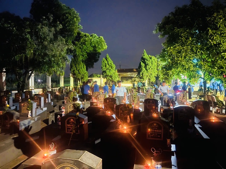 LỄ THẮP NẾN TRI ÂN CÁC BÀ MẸ VIỆT NAM ANH HÙNG, 
CÁC ANH HÙNG LIỆT SĨ TẠI NGHĨA TRANG LIỆT SĨ XÃ THIÊN LỘC
- Ảnh 24.