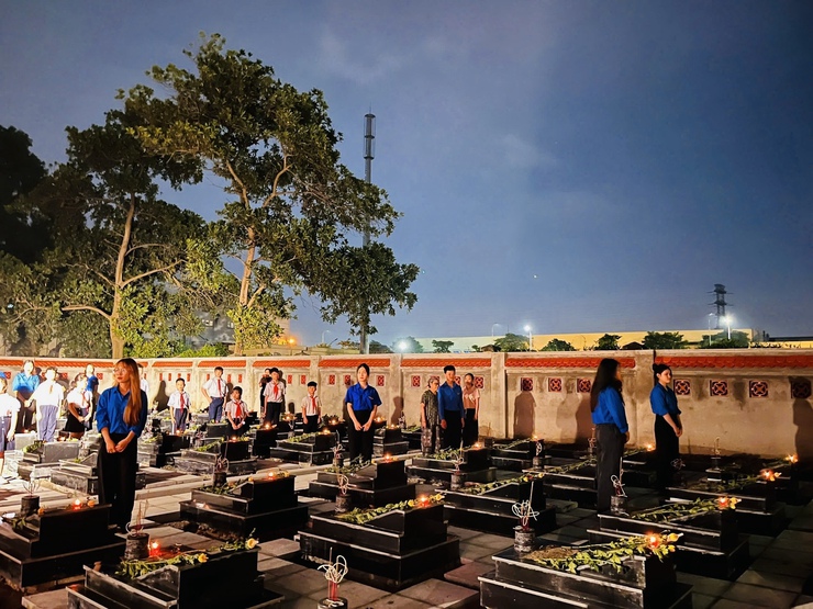 LỄ THẮP NẾN TRI ÂN CÁC BÀ MẸ VIỆT NAM ANH HÙNG, 
CÁC ANH HÙNG LIỆT SĨ TẠI NGHĨA TRANG LIỆT SĨ XÃ THIÊN LỘC
- Ảnh 33.