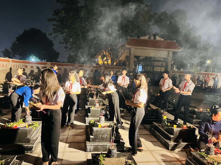LỄ THẮP NẾN TRI ÂN CÁC BÀ MẸ VIỆT NAM ANH HÙNG, 
CÁC ANH HÙNG LIỆT SĨ TẠI NGHĨA TRANG LIỆT SĨ XÃ THIÊN LỘC
- Ảnh 32.