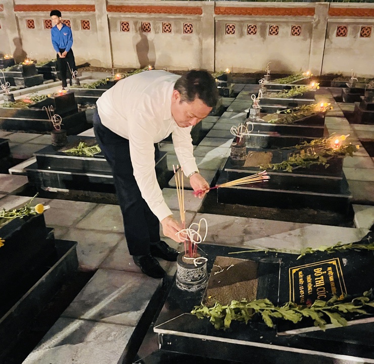 LỄ THẮP NẾN TRI ÂN CÁC BÀ MẸ VIỆT NAM ANH HÙNG, 
CÁC ANH HÙNG LIỆT SĨ TẠI NGHĨA TRANG LIỆT SĨ XÃ THIÊN LỘC
- Ảnh 34.