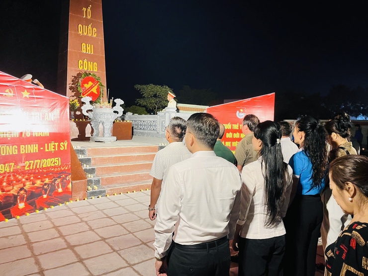 LỄ THẮP NẾN TRI ÂN CÁC BÀ MẸ VIỆT NAM ANH HÙNG, 
CÁC ANH HÙNG LIỆT SĨ TẠI NGHĨA TRANG LIỆT SĨ XÃ THIÊN LỘC
- Ảnh 30.