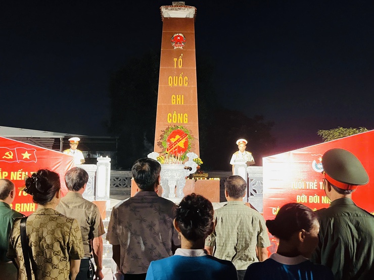 LỄ THẮP NẾN TRI ÂN CÁC BÀ MẸ VIỆT NAM ANH HÙNG, 
CÁC ANH HÙNG LIỆT SĨ TẠI NGHĨA TRANG LIỆT SĨ XÃ THIÊN LỘC
- Ảnh 31.
