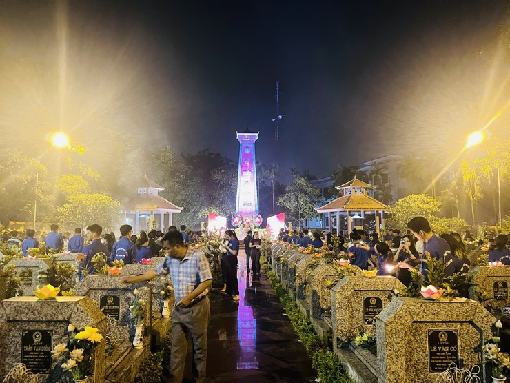 LỄ THẮP NẾN TRI ÂN CÁC BÀ MẸ VIỆT NAM ANH HÙNG, 
CÁC ANH HÙNG LIỆT SĨ TẠI NGHĨA TRANG LIỆT SĨ XÃ THIÊN LỘC
- Ảnh 8.