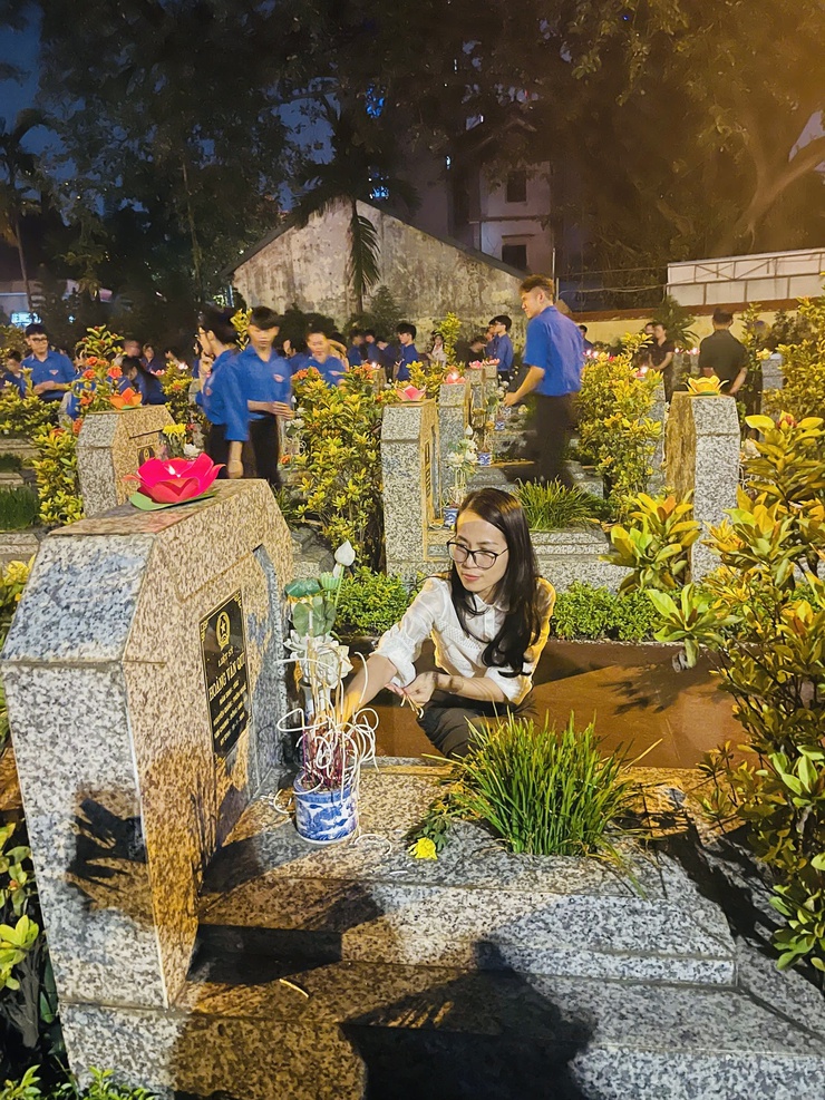 LỄ THẮP NẾN TRI ÂN CÁC BÀ MẸ VIỆT NAM ANH HÙNG, 
CÁC ANH HÙNG LIỆT SĨ TẠI NGHĨA TRANG LIỆT SĨ XÃ THIÊN LỘC
- Ảnh 6.