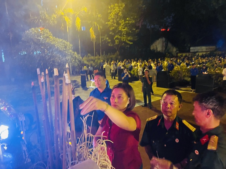 LỄ THẮP NẾN TRI ÂN CÁC BÀ MẸ VIỆT NAM ANH HÙNG, 
CÁC ANH HÙNG LIỆT SĨ TẠI NGHĨA TRANG LIỆT SĨ XÃ THIÊN LỘC
- Ảnh 4.