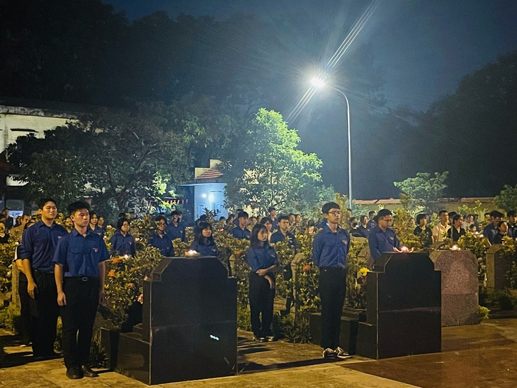 LỄ THẮP NẾN TRI ÂN CÁC BÀ MẸ VIỆT NAM ANH HÙNG, 
CÁC ANH HÙNG LIỆT SĨ TẠI NGHĨA TRANG LIỆT SĨ XÃ THIÊN LỘC
- Ảnh 7.
