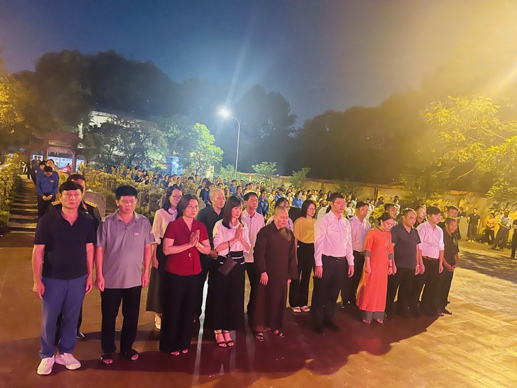 LỄ THẮP NẾN TRI ÂN CÁC BÀ MẸ VIỆT NAM ANH HÙNG, 
CÁC ANH HÙNG LIỆT SĨ TẠI NGHĨA TRANG LIỆT SĨ XÃ THIÊN LỘC
- Ảnh 2.