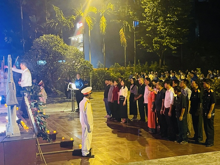 LỄ THẮP NẾN TRI ÂN CÁC BÀ MẸ VIỆT NAM ANH HÙNG, 
CÁC ANH HÙNG LIỆT SĨ TẠI NGHĨA TRANG LIỆT SĨ XÃ THIÊN LỘC
- Ảnh 1.