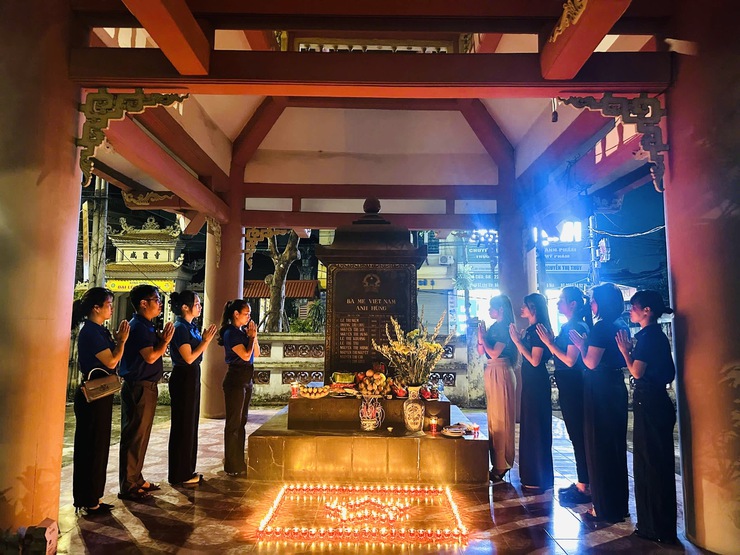 LỄ THẮP NẾN TRI ÂN CÁC BÀ MẸ VIỆT NAM ANH HÙNG, 
CÁC ANH HÙNG LIỆT SĨ TẠI NGHĨA TRANG LIỆT SĨ XÃ THIÊN LỘC
- Ảnh 21.