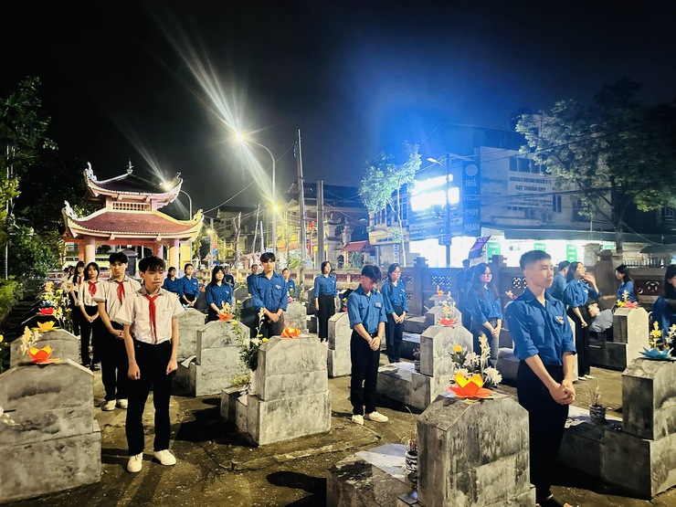 LỄ THẮP NẾN TRI ÂN CÁC BÀ MẸ VIỆT NAM ANH HÙNG, 
CÁC ANH HÙNG LIỆT SĨ TẠI NGHĨA TRANG LIỆT SĨ XÃ THIÊN LỘC
- Ảnh 14.