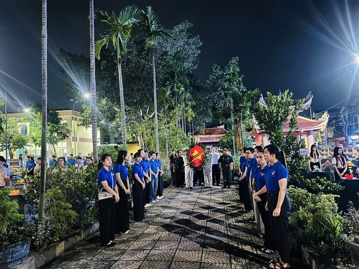 LỄ THẮP NẾN TRI ÂN CÁC BÀ MẸ VIỆT NAM ANH HÙNG, 
CÁC ANH HÙNG LIỆT SĨ TẠI NGHĨA TRANG LIỆT SĨ XÃ THIÊN LỘC
- Ảnh 10.