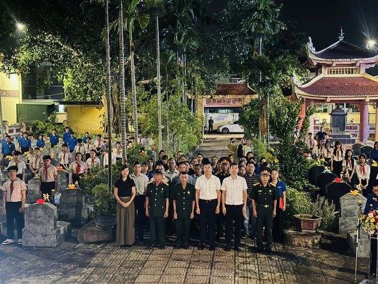 LỄ THẮP NẾN TRI ÂN CÁC BÀ MẸ VIỆT NAM ANH HÙNG, 
CÁC ANH HÙNG LIỆT SĨ TẠI NGHĨA TRANG LIỆT SĨ XÃ THIÊN LỘC
- Ảnh 11.
