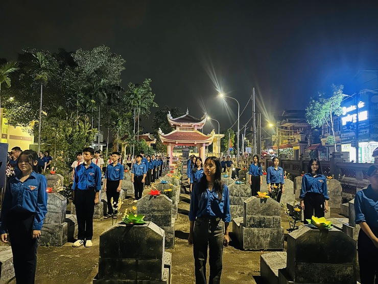 LỄ THẮP NẾN TRI ÂN CÁC BÀ MẸ VIỆT NAM ANH HÙNG, 
CÁC ANH HÙNG LIỆT SĨ TẠI NGHĨA TRANG LIỆT SĨ XÃ THIÊN LỘC
- Ảnh 16.