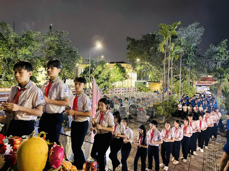 LỄ THẮP NẾN TRI ÂN CÁC BÀ MẸ VIỆT NAM ANH HÙNG, 
CÁC ANH HÙNG LIỆT SĨ TẠI NGHĨA TRANG LIỆT SĨ XÃ THIÊN LỘC
- Ảnh 19.
