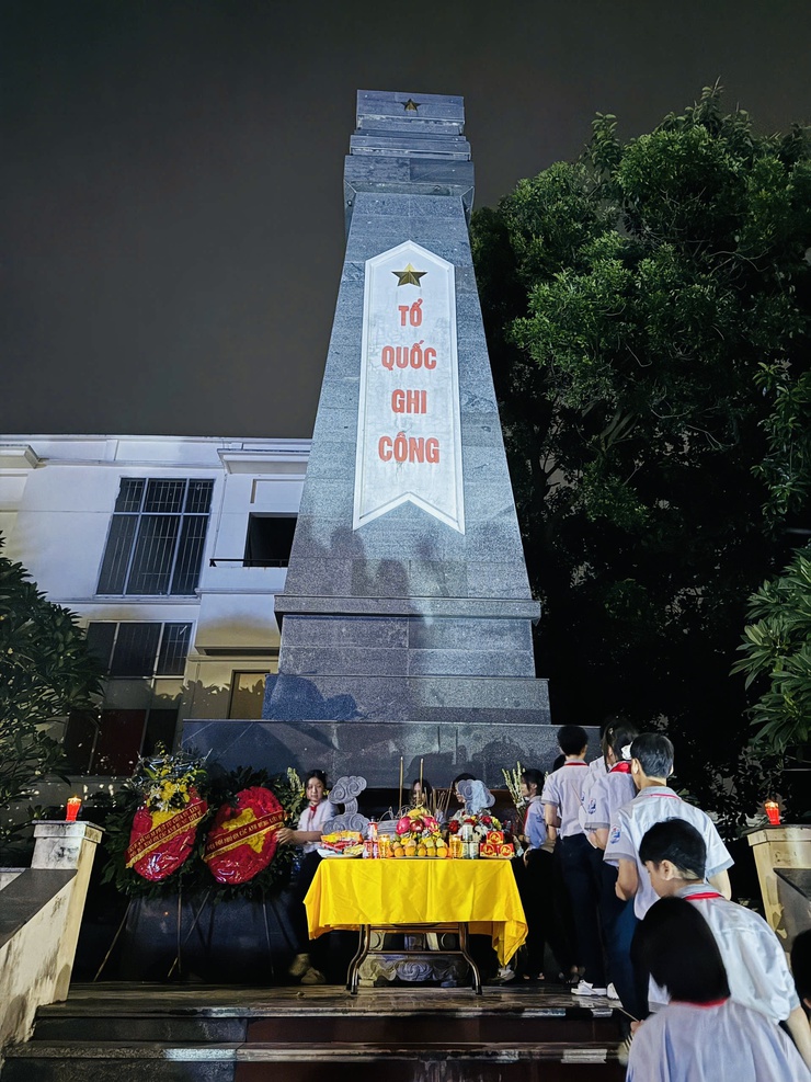 LỄ THẮP NẾN TRI ÂN CÁC BÀ MẸ VIỆT NAM ANH HÙNG, 
CÁC ANH HÙNG LIỆT SĨ TẠI NGHĨA TRANG LIỆT SĨ XÃ THIÊN LỘC
- Ảnh 13.