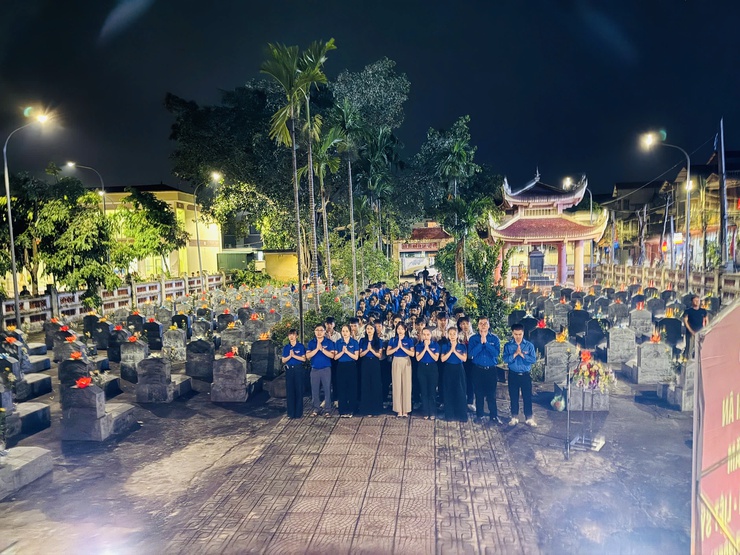 LỄ THẮP NẾN TRI ÂN CÁC BÀ MẸ VIỆT NAM ANH HÙNG, 
CÁC ANH HÙNG LIỆT SĨ TẠI NGHĨA TRANG LIỆT SĨ XÃ THIÊN LỘC
- Ảnh 12.