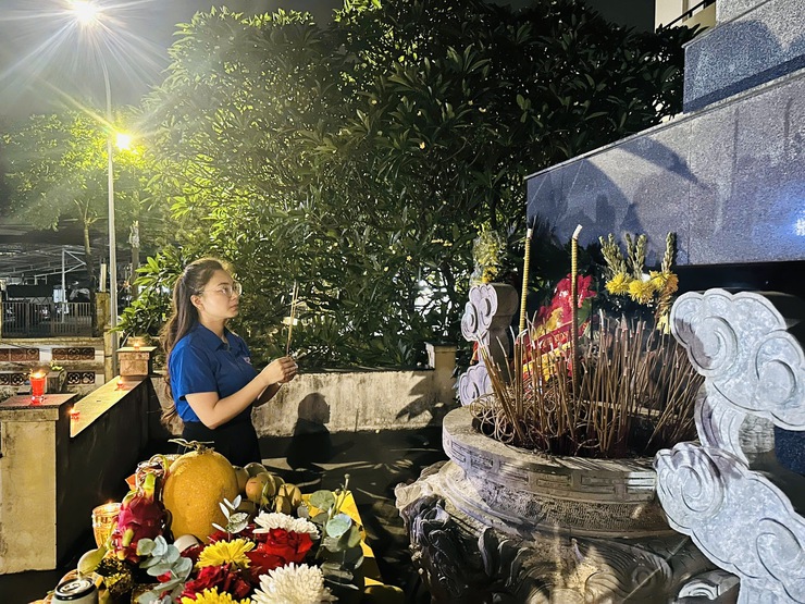 LỄ THẮP NẾN TRI ÂN CÁC BÀ MẸ VIỆT NAM ANH HÙNG, 
CÁC ANH HÙNG LIỆT SĨ TẠI NGHĨA TRANG LIỆT SĨ XÃ THIÊN LỘC
- Ảnh 20.