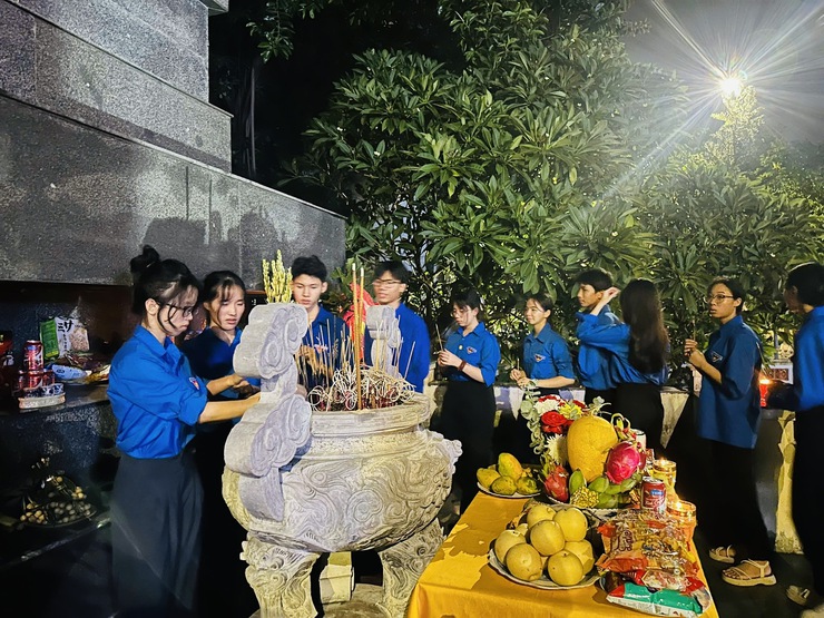 LỄ THẮP NẾN TRI ÂN CÁC BÀ MẸ VIỆT NAM ANH HÙNG, 
CÁC ANH HÙNG LIỆT SĨ TẠI NGHĨA TRANG LIỆT SĨ XÃ THIÊN LỘC
- Ảnh 18.