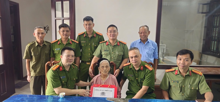 Công an xã Thiên Lộc tổ chức thăm, tri ân, tặng quà Mẹ Việt Nam anh hùng Nguyễn Thị Én - thôn Đại Độ- Ảnh 1.