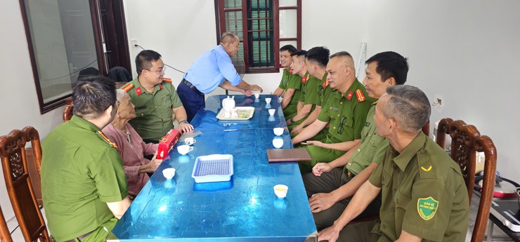 Công an xã Thiên Lộc tổ chức thăm, tri ân, tặng quà Mẹ Việt Nam anh hùng Nguyễn Thị Én - thôn Đại Độ- Ảnh 3.