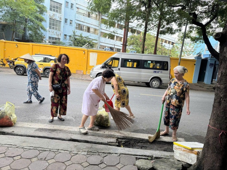 Phường Giảng Võ ra quân cao điểm vệ sinh môi trường chào mừng các ngày lễ lớn- Ảnh 5.