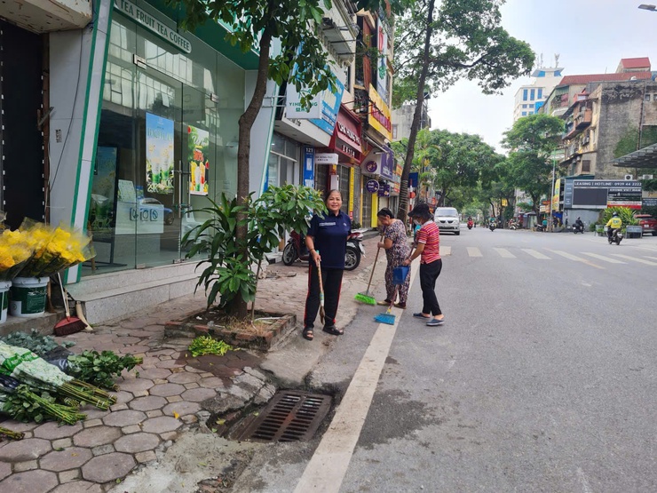 Phường Giảng Võ ra quân cao điểm vệ sinh môi trường chào mừng các ngày lễ lớn- Ảnh 4.