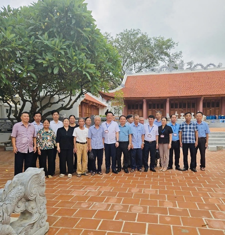 Đồng chí Phạm Xuân Toàn - Bí thư Đảng uỷ - Chủ tịch HĐND xã Thiên Lộc đối thoại với 32 hộ gia đình, cá nhân về công tác GPMB Dự án tuyến đường vào trường Tiểu học Thăng Long
- Ảnh 4.
