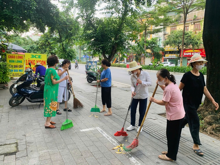 Phường Giảng Võ ra quân cao điểm vệ sinh môi trường chào mừng các ngày lễ lớn- Ảnh 3.