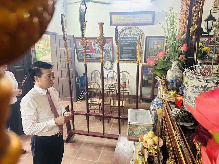 PHƯỜNG YÊN NGHĨA TỔ CHỨC LỄ DÂNG HƯƠNG TƯỞNG NIỆM CÁC ANH HÙNG LIỆT SĨ VÀ CỐ ĐẠI TƯỚNG LÊ TRỌNG TẤN- Ảnh 1.