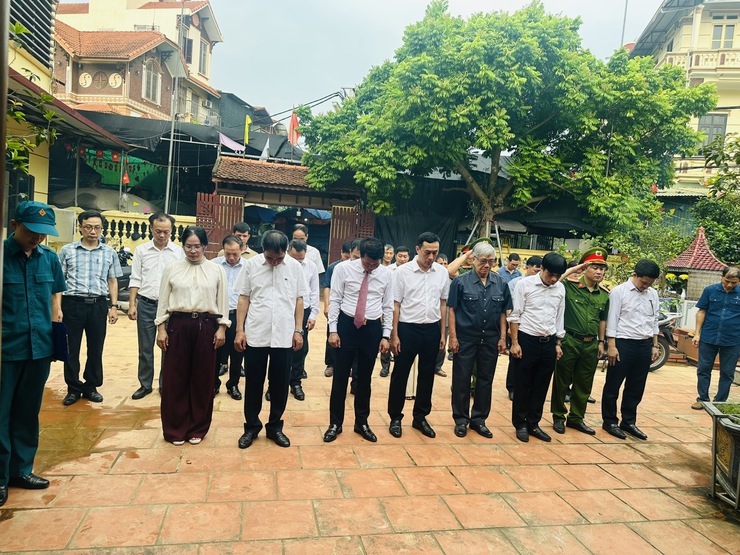 PHƯỜNG YÊN NGHĨA TỔ CHỨC LỄ DÂNG HƯƠNG TƯỞNG NIỆM CÁC ANH HÙNG LIỆT SĨ VÀ CỐ ĐẠI TƯỚNG LÊ TRỌNG TẤN- Ảnh 9.