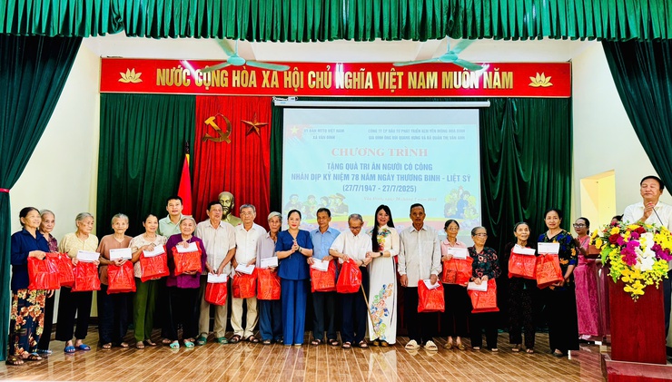 Xã Vân Đình, 51 suất quà tri ân được trao tặng tới các gia đình chính sách trên địa bàn 02 thôn Thành Vật, Đoàn Xá- Ảnh 1.