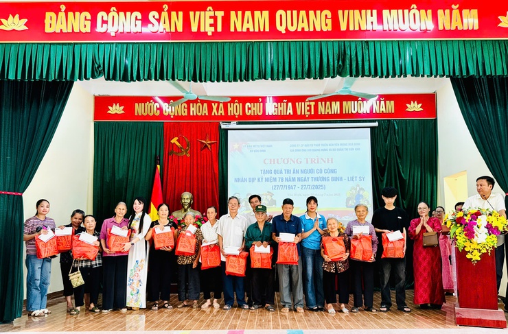 Xã Vân Đình, 51 suất quà tri ân được trao tặng tới các gia đình chính sách trên địa bàn 02 thôn Thành Vật, Đoàn Xá- Ảnh 2.