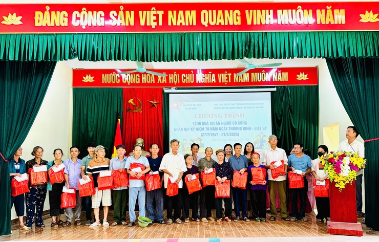 Xã Vân Đình, 51 suất quà tri ân được trao tặng tới các gia đình chính sách trên địa bàn 02 thôn Thành Vật, Đoàn Xá- Ảnh 3.