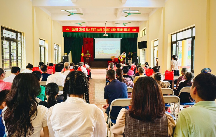 Xã Vân Đình, 51 suất quà tri ân được trao tặng tới các gia đình chính sách trên địa bàn 02 thôn Thành Vật, Đoàn Xá- Ảnh 4.