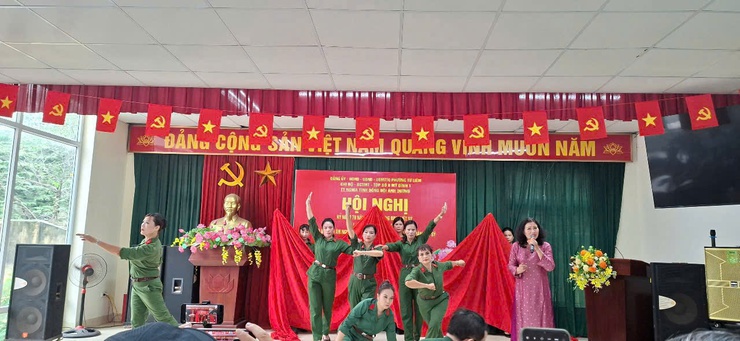 TDP số 8 Mỹ Đình 1 phường Từ Liêm tri ân các gia đình có thân nhân liệt sĩ, các thương bệnh binh trong TDP- Ảnh 1.