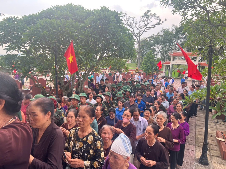 Lễ Dâng hương, thắp nến tri ân nhân kỷ niệm 78 năm Ngày Thương binh - Liệt sĩ (27/7/1947 – 27/7/2025- Ảnh 14.
