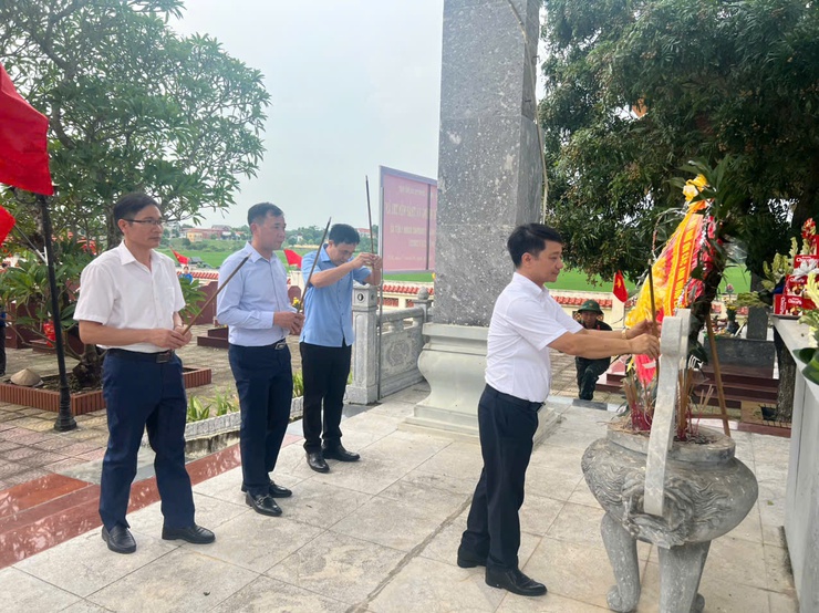 Lễ Dâng hương, thắp nến tri ân nhân kỷ niệm 78 năm Ngày Thương binh - Liệt sĩ (27/7/1947 – 27/7/2025- Ảnh 5.