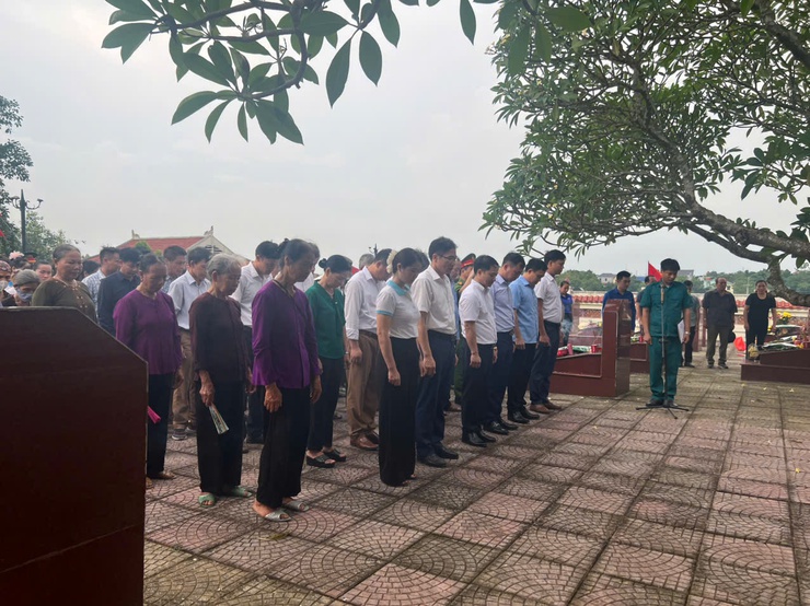 Lễ Dâng hương, thắp nến tri ân nhân kỷ niệm 78 năm Ngày Thương binh - Liệt sĩ (27/7/1947 – 27/7/2025- Ảnh 2.