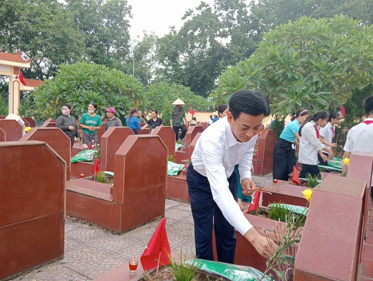 Lễ Dâng hương, thắp nến tri ân nhân kỷ niệm 78 năm Ngày Thương binh - Liệt sĩ (27/7/1947 – 27/7/2025- Ảnh 6.