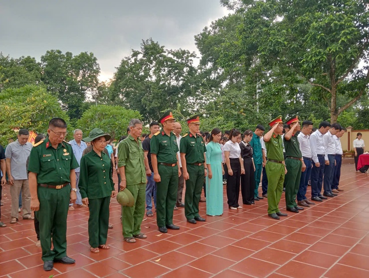 Lễ Dâng hương, thắp nến tri ân nhân kỷ niệm 78 năm Ngày Thương binh - Liệt sĩ (27/7/1947 – 27/7/2025- Ảnh 3.