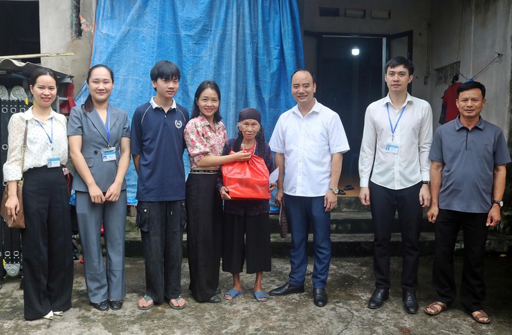 Gia đình anh Nguyễn Trọng Hiếu tặng 20 suất quà đến các thương binh, bênh binh, gia đinh liêt sy va ngươi co công trên địa bàn xã Xuân Mai- Ảnh 2.