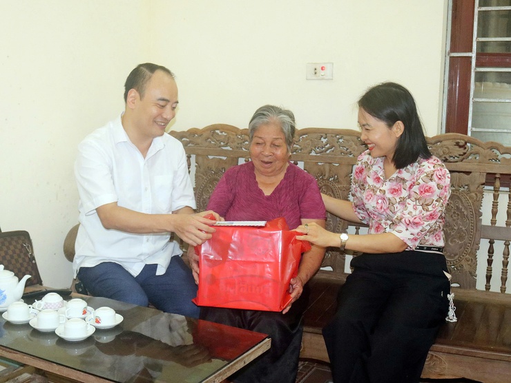 Gia đình anh Nguyễn Trọng Hiếu tặng 20 suất quà đến các thương binh, bênh binh, gia đinh liêt sy va ngươi co công trên địa bàn xã Xuân Mai- Ảnh 1.