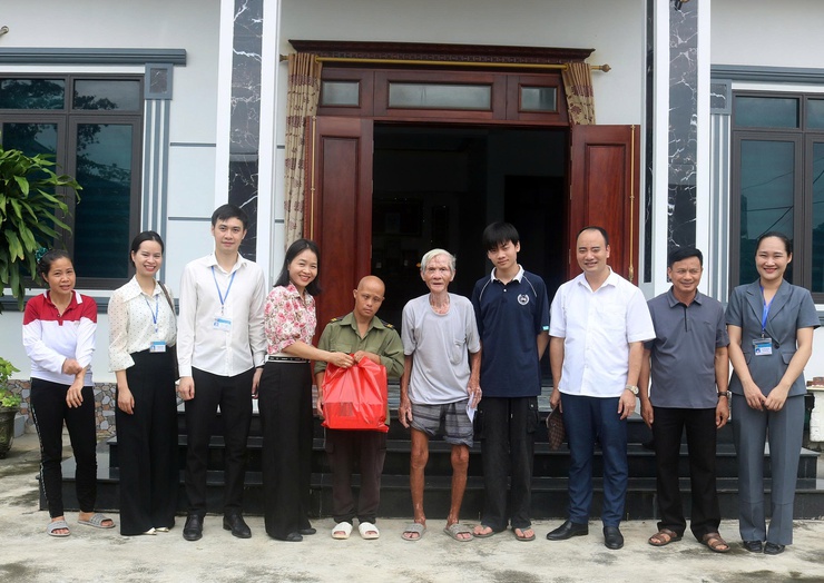 Gia đình anh Nguyễn Trọng Hiếu tặng 20 suất quà đến các thương binh, bênh binh, gia đinh liêt sy va ngươi co công trên địa bàn xã Xuân Mai- Ảnh 3.