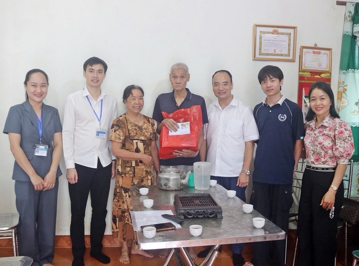 Gia đình anh Nguyễn Trọng Hiếu tặng 20 suất quà đến các thương binh, bênh binh, gia đinh liêt sy va ngươi co công trên địa bàn xã Xuân Mai- Ảnh 4.