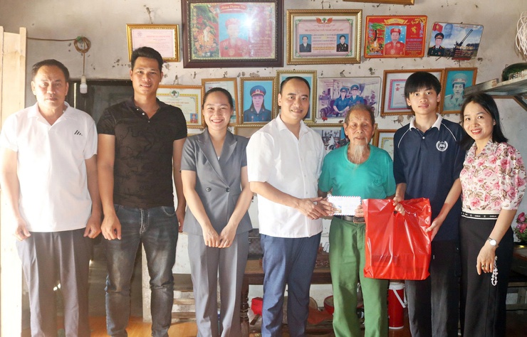 Gia đình anh Nguyễn Trọng Hiếu tặng 20 suất quà đến các thương binh, bênh binh, gia đinh liêt sy va ngươi co công trên địa bàn xã Xuân Mai- Ảnh 6.