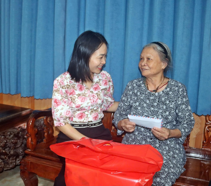 Gia đình anh Nguyễn Trọng Hiếu tặng 20 suất quà đến các thương binh, bênh binh, gia đinh liêt sy va ngươi co công trên địa bàn xã Xuân Mai- Ảnh 7.